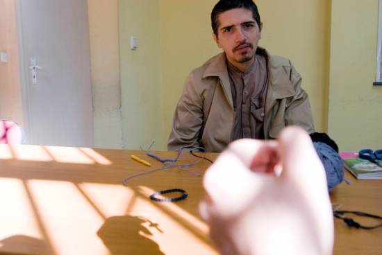 М в Адаптация. Плетенето на гривни, кръстчета и други сувенири не е просто занаят за него, а възможност да изрази религиозните си чувства…